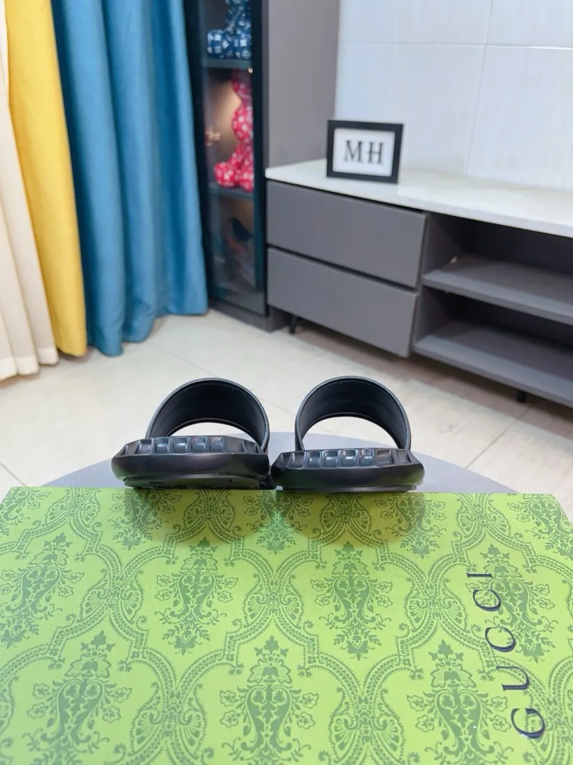 Men's shoes 💰260🌹🌹 (gucci-Gucci) New men's slippers, high-end boutique, made of cowhide, with exquisite embossed logo decoration on the upper, fine workmanship, super soft soles, casual, loose and comfortable, a must-have in summer! \nsize：38-44